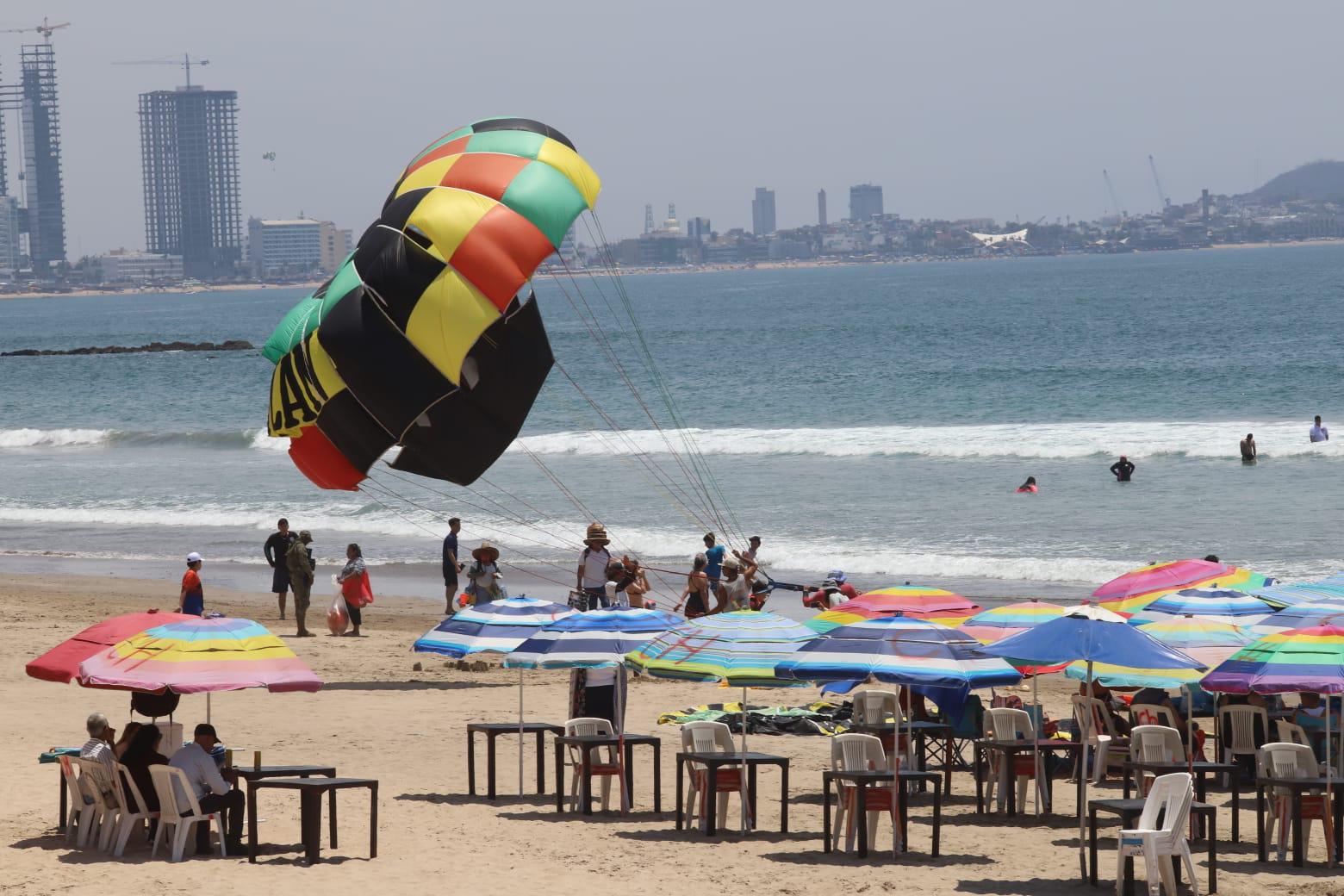 $!Mazatlán recibe la Semana Santa con menor afluencia en sus playas