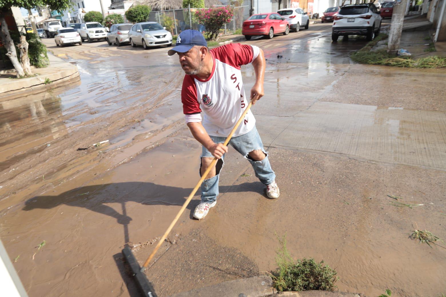 $!Viven complicada madrugada vecinos colindantes al Arroyo Jabalines