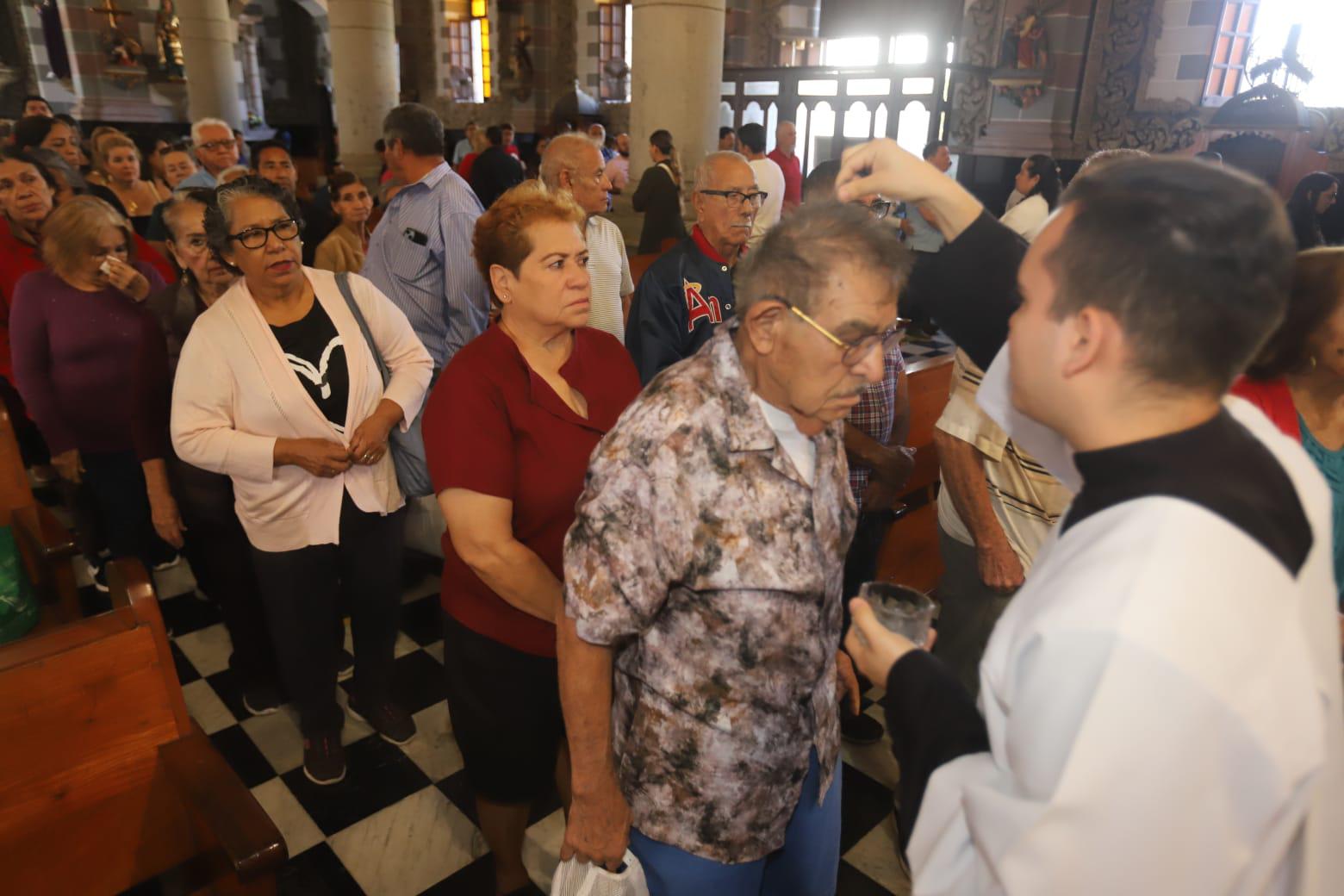 $!Acuden centenares de fieles a imposición de la ceniza en la Catedral de Mazatlán