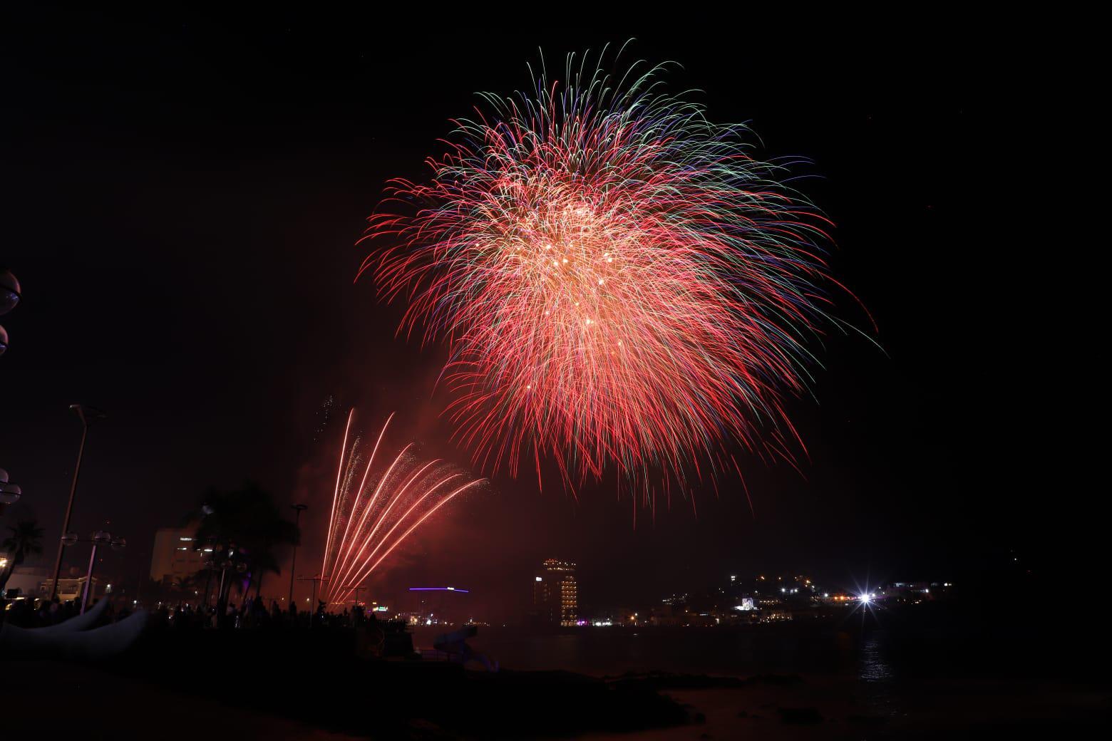 $!Cientos de personas disfrutan de un show de luces en el cielo de Mazatlán