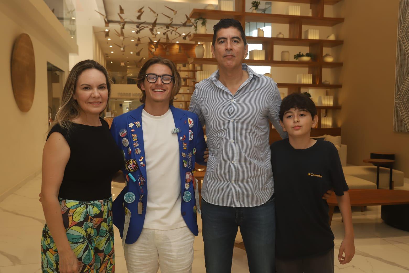 $!Arthur Chambon junto a su familia anfitriona, los Ávalos Espinoza: Ana Belén, Fernando y André.