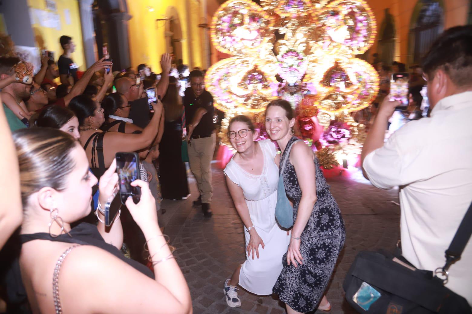 $!#Galería | Lucen coloridos personajes en callejoneada en el Centro Histórico de Mazatlán