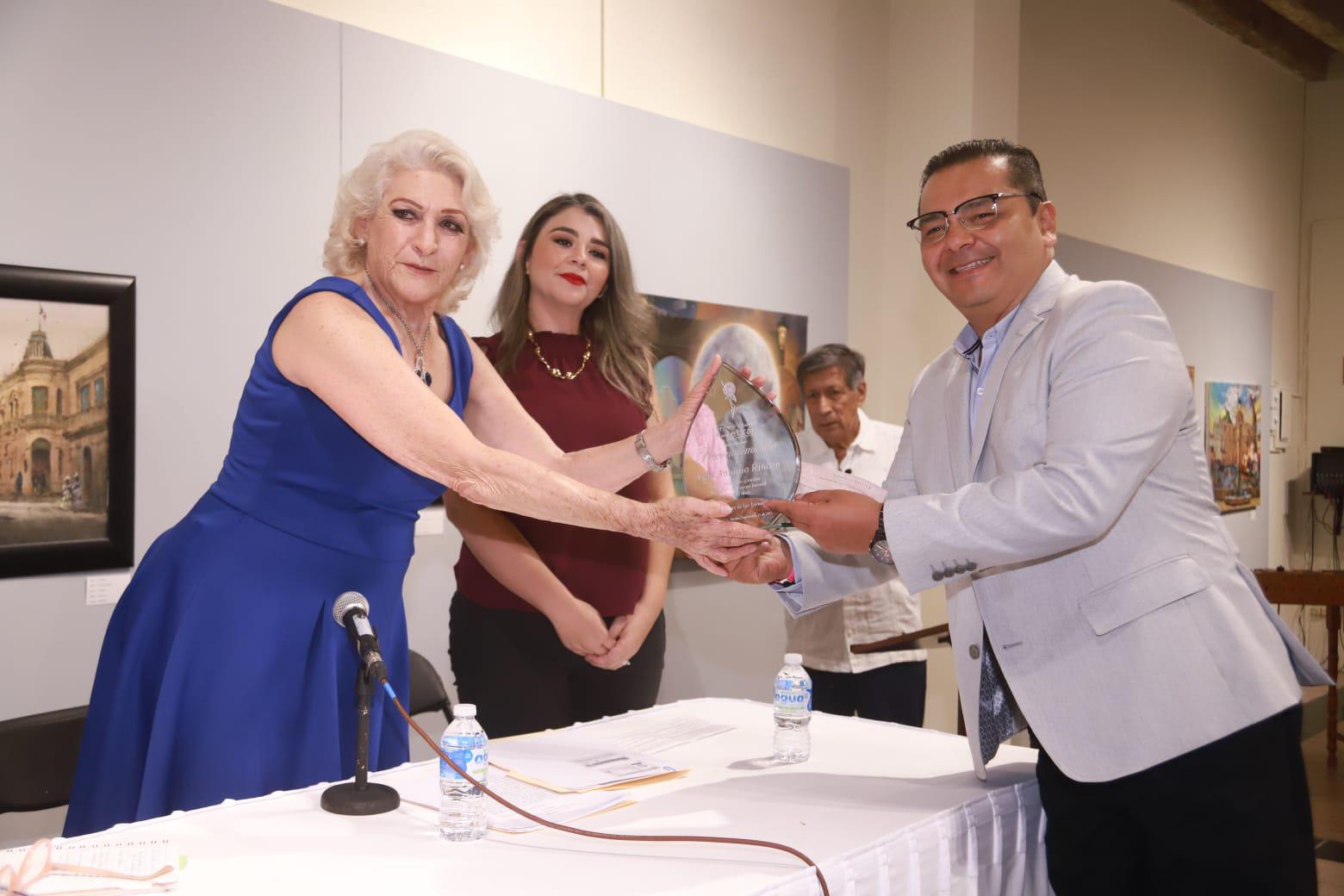 $!El autor recibió el reconocimiento en la categoría de Cuento, por su obra infantil ‘Las risas de las hienas’.