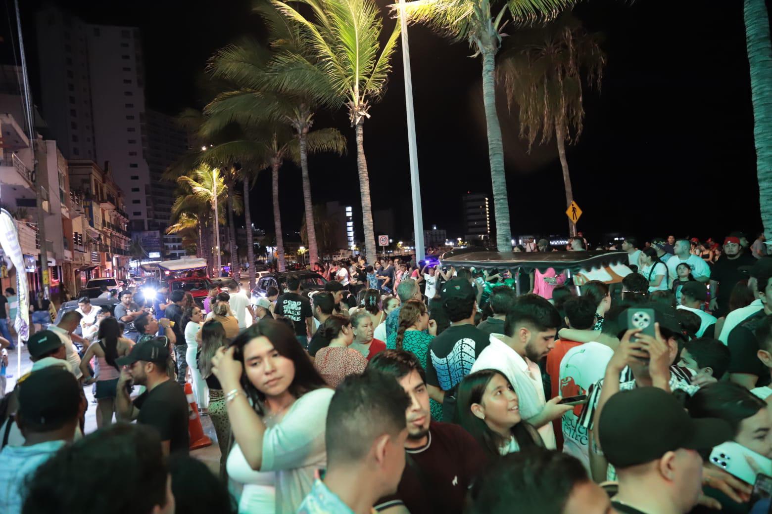 $!El público esperó afuera la llegada de los artistas.
