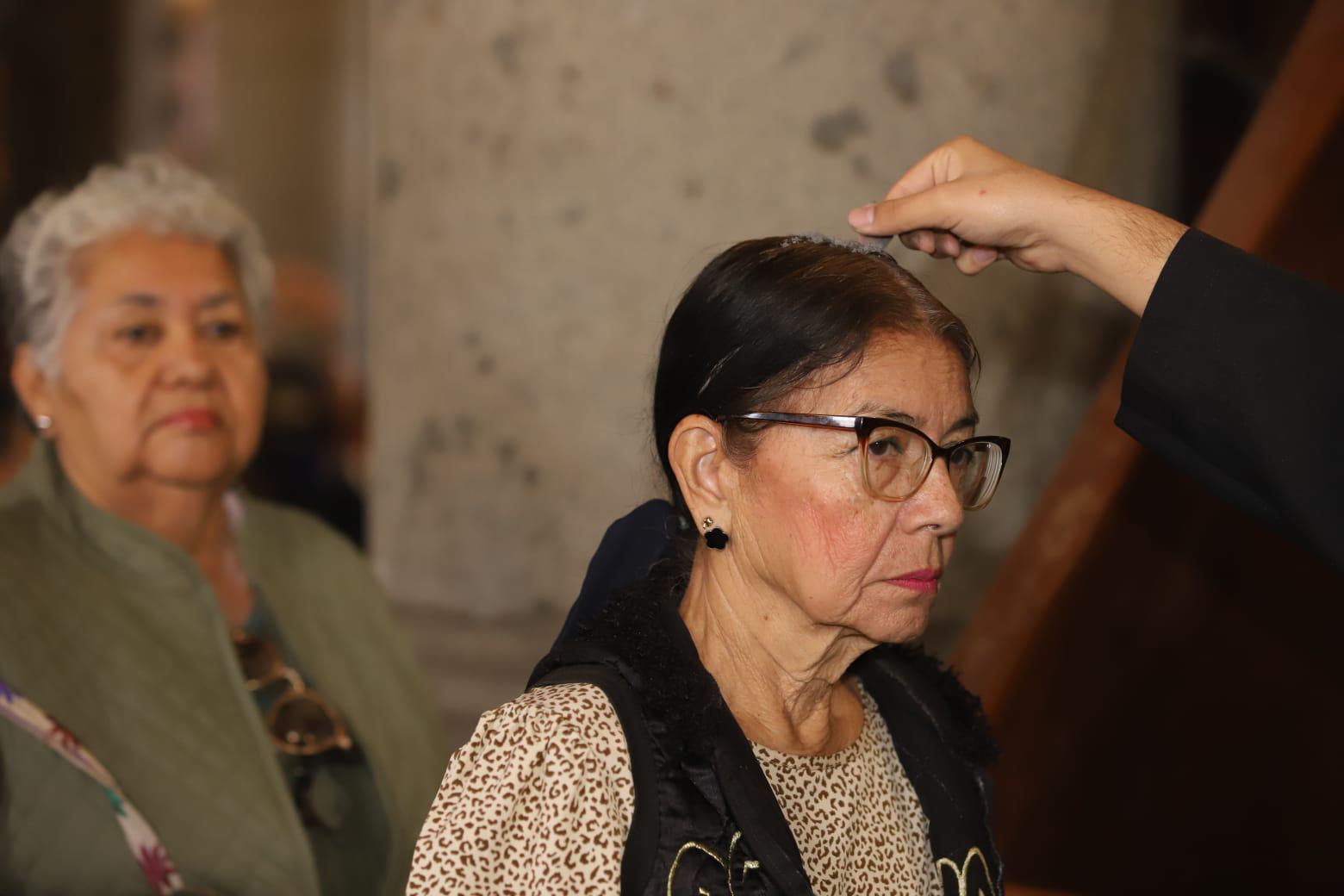 $!Acuden centenares de fieles a imposición de la ceniza en la Catedral de Mazatlán