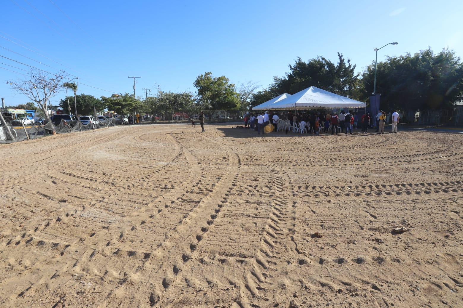 $!Dan banderazo a la rehabilitación de cancha de futbol rápido en Santa Fe, en Mazatlán