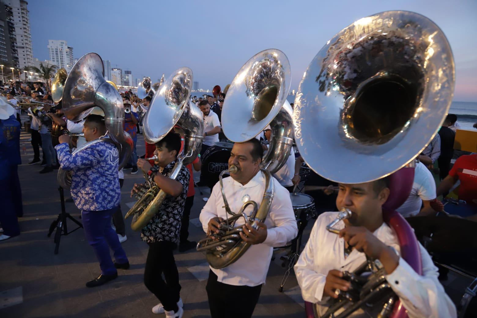 $!Mazatlán logra el Récord Guinness de la Banda de Música Folclórica Más Grande del Mundo
