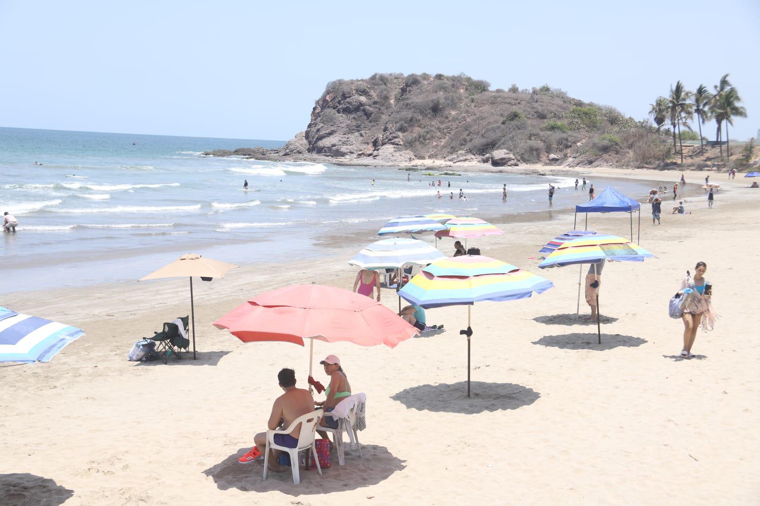 $!Bañistas evaden señales de precaución en playas de Mazatlán