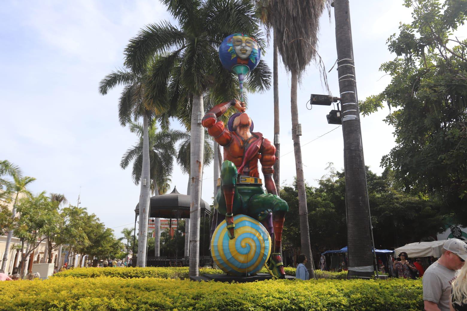 $!Continúa instalación de más monigotes del Carnaval de Mazatlán