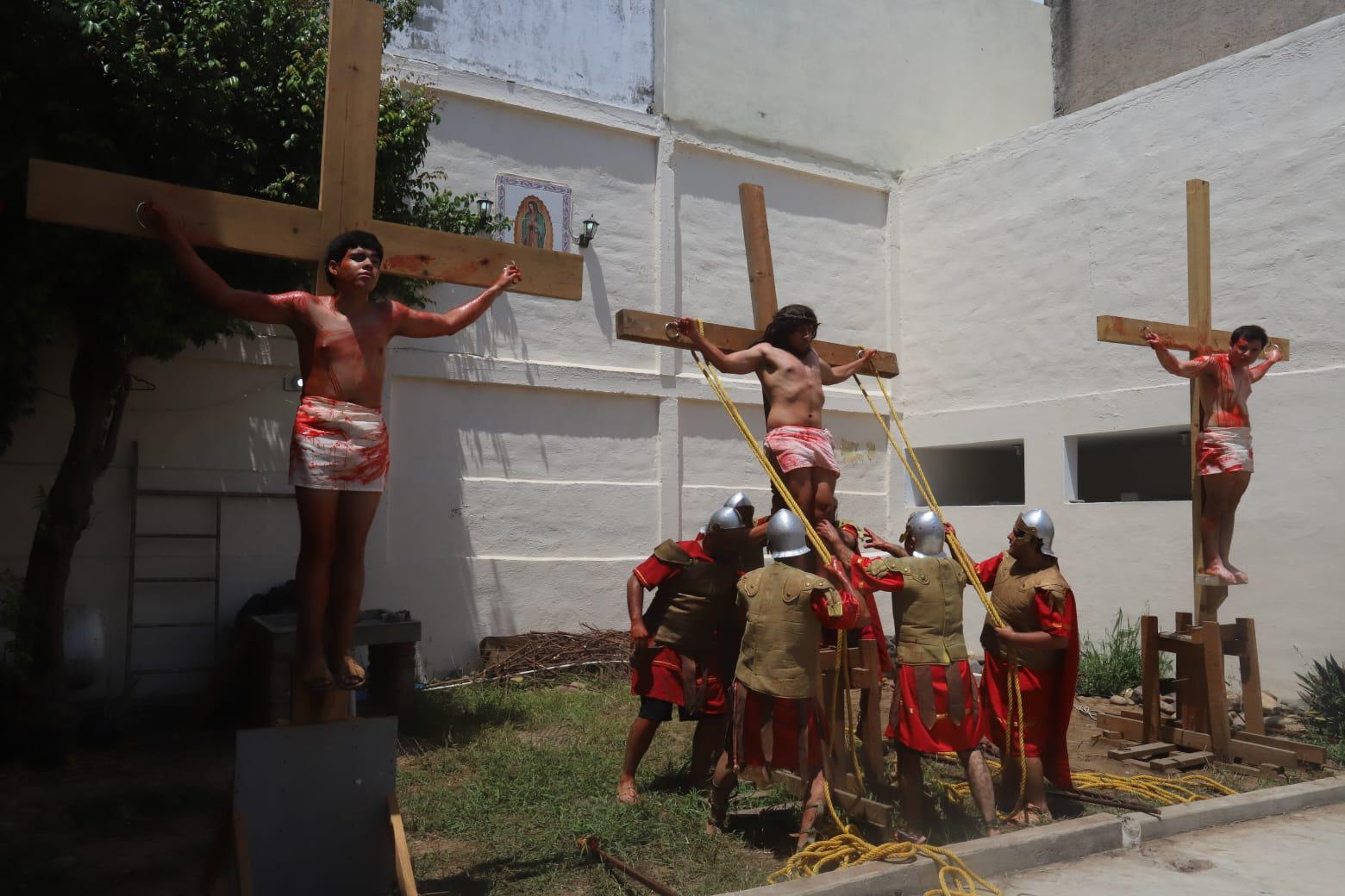 $!Representan el último camino de Jesús hasta la cruz, en Mazatlán