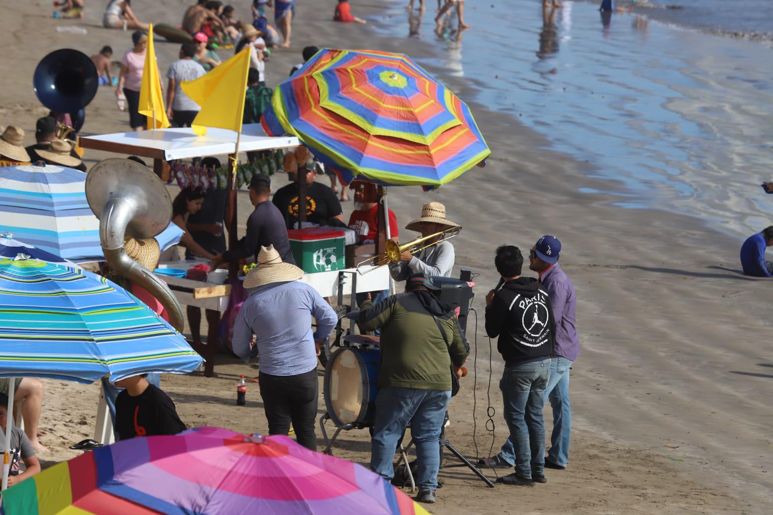 $!Tras la polémica, suena la banda sinaloense en playas de Mazatlán