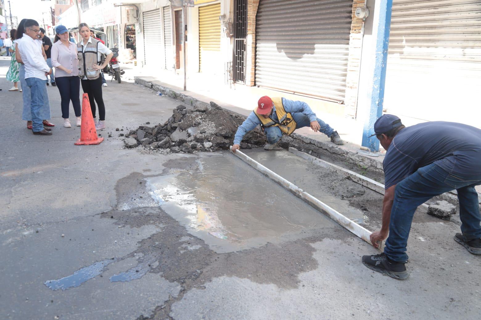 $!Bachea Gobierno de Mazatlán calles en el Centro de la ciudad