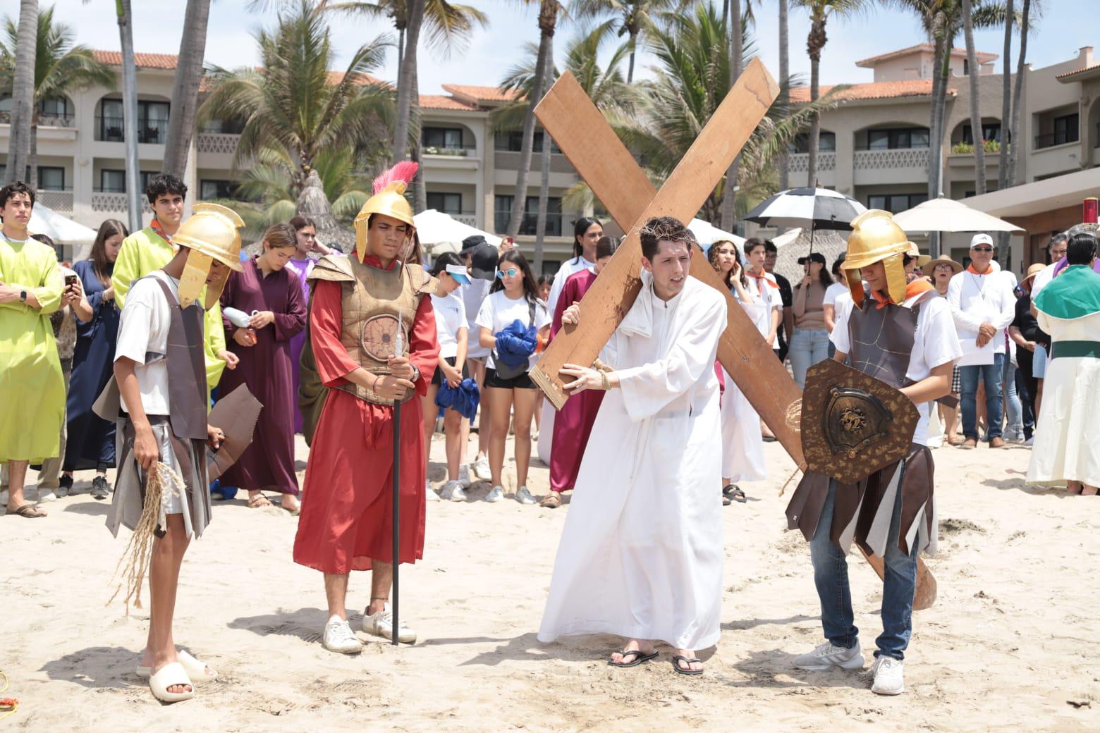 $!El viacrucis sorprendió a chicos y grandes que se encontraban sobre la playa.