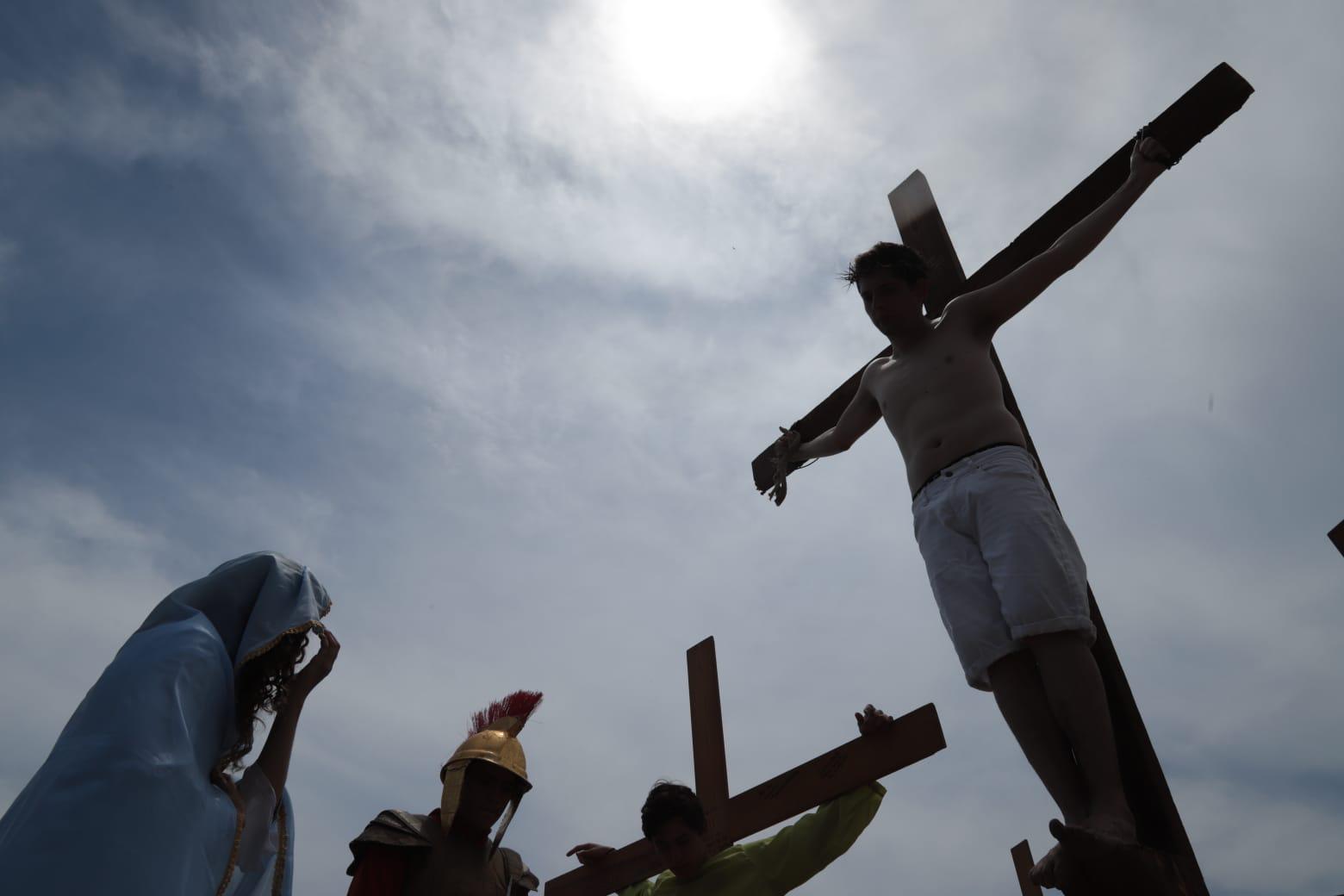 $!‘Padre te pido piedad por Sinaloa’, proclaman en Viacrucis por la playa de Mazatlán
