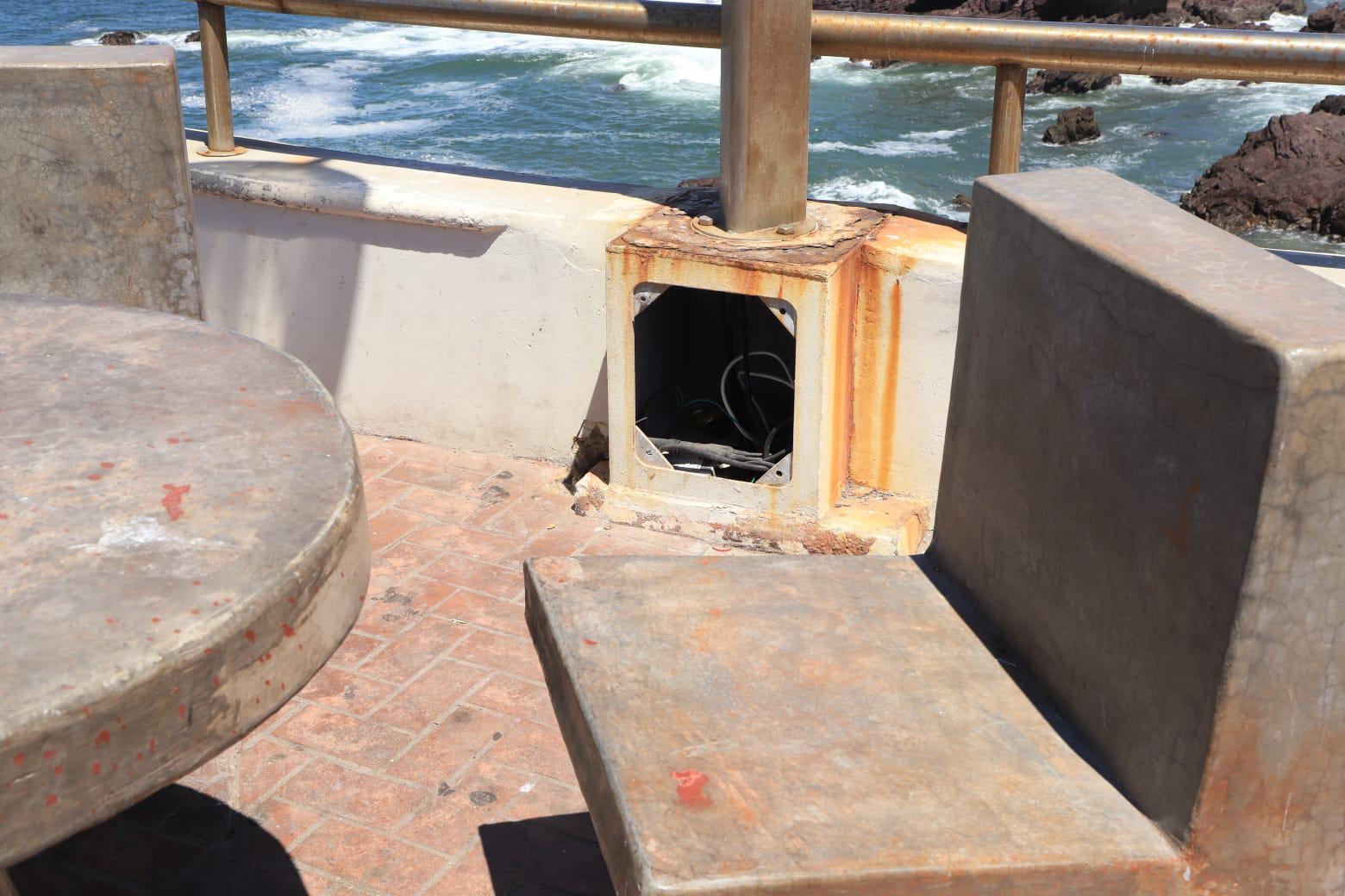 $!Monumento de José Alfredo Jiménez, en Mazatlán, está en el abandono y descuidado