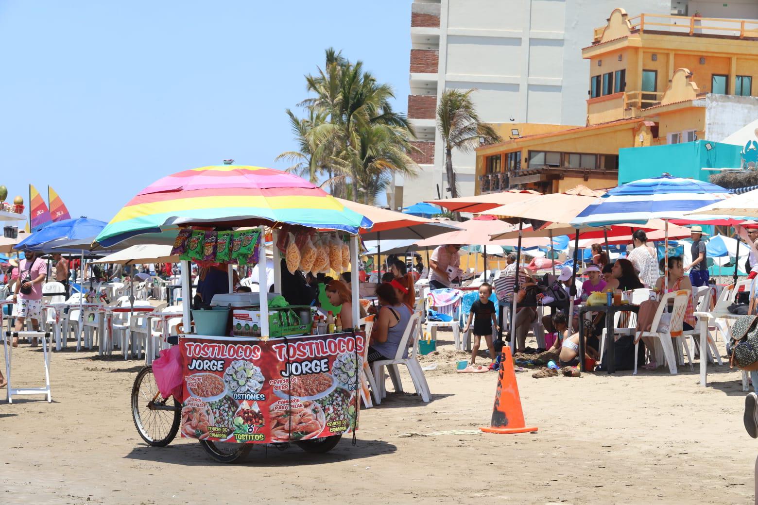 $!Mazatlán recibe la Semana Santa con menor afluencia en sus playas