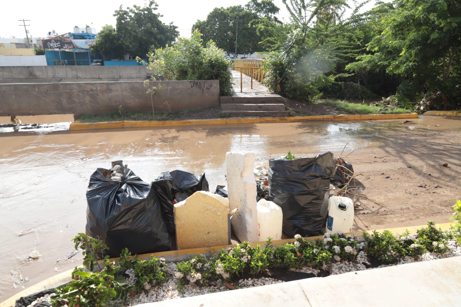 $!Viven complicada madrugada vecinos colindantes al Arroyo Jabalines