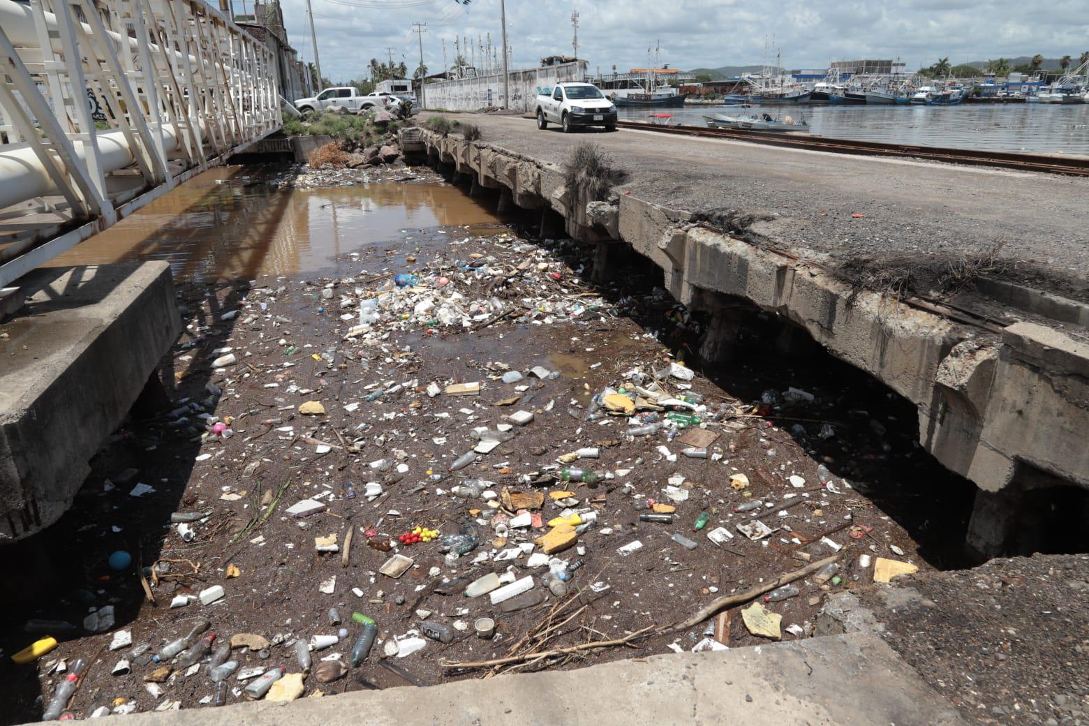 $!Logran con biobarda retener toneladas de basura en Mazatlán