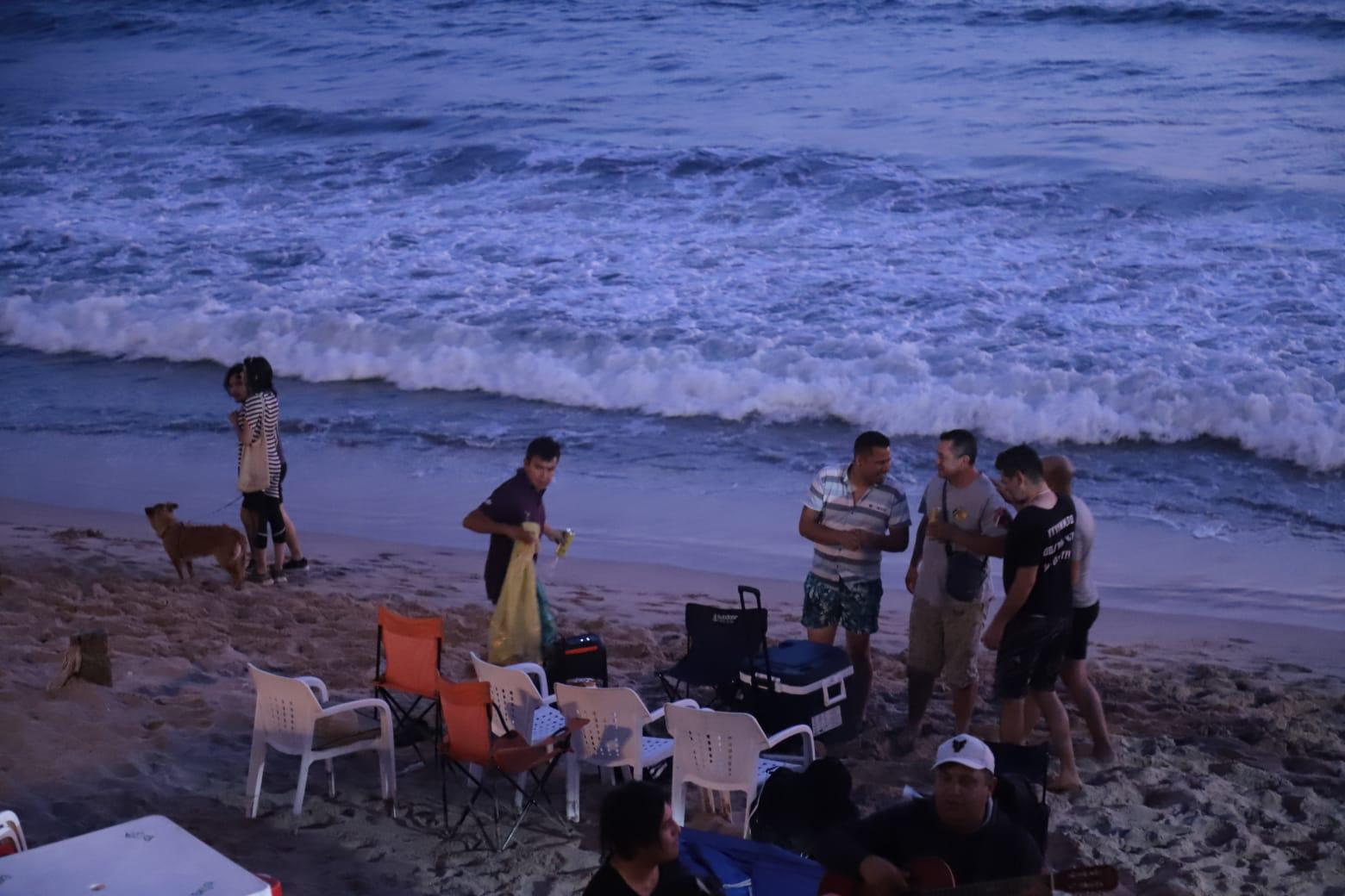 $!Se retiran turistas de playas de Mazatlán con la puesta del sol