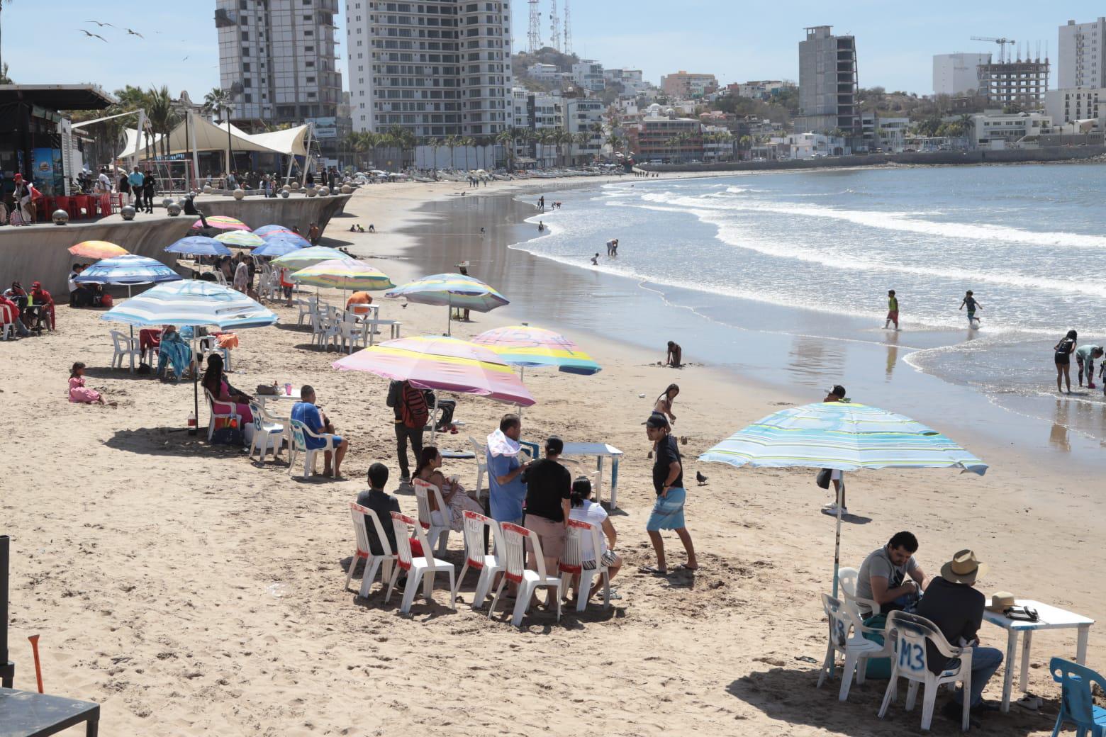$!Aprovechan visitantes el fin de semana largo para disfrutar playas de Mazatlán