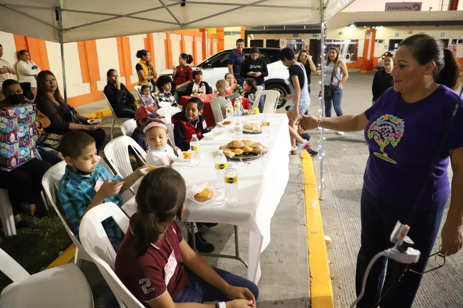 $!Recolectan en Mazatlán regalos y kits médicos para niños con cáncer