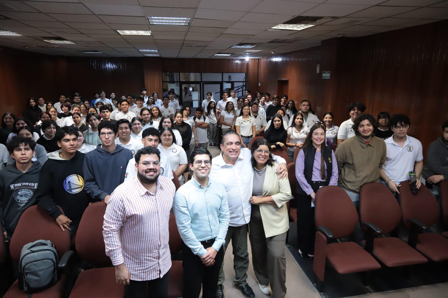 $!Al final, el Chef Gilberto del Toro se tomó la fotografía del recuerdo con los asistentes.