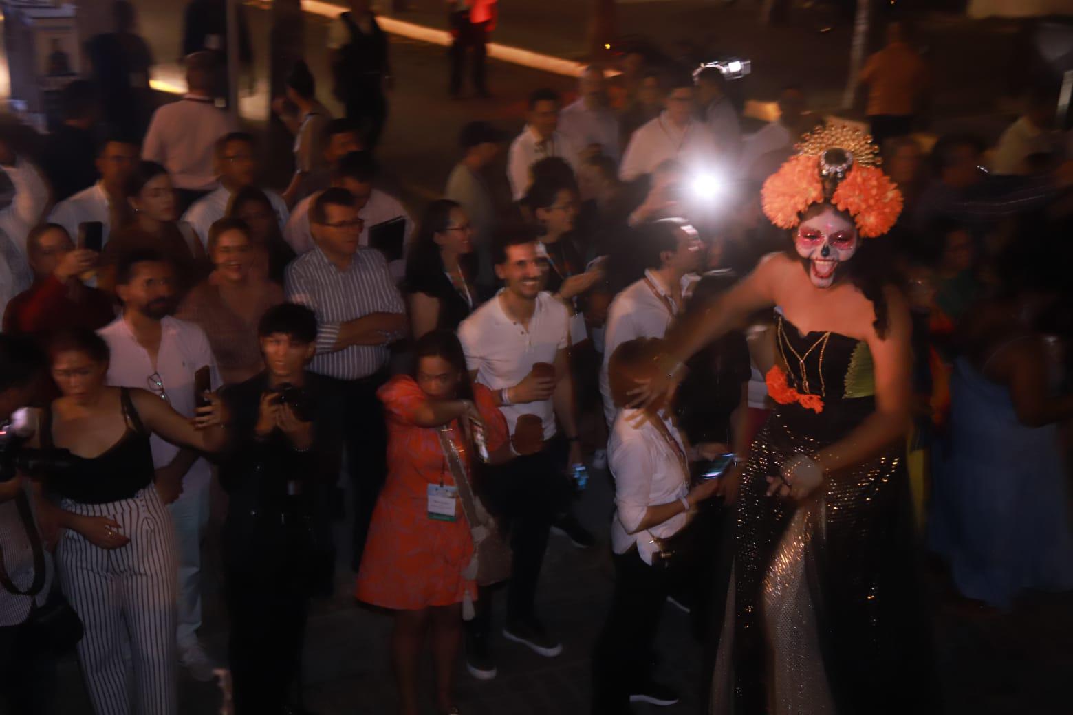 $!Disfrutan asistentes navieros de callejoneada ‘Un poquito de Mazatlán’