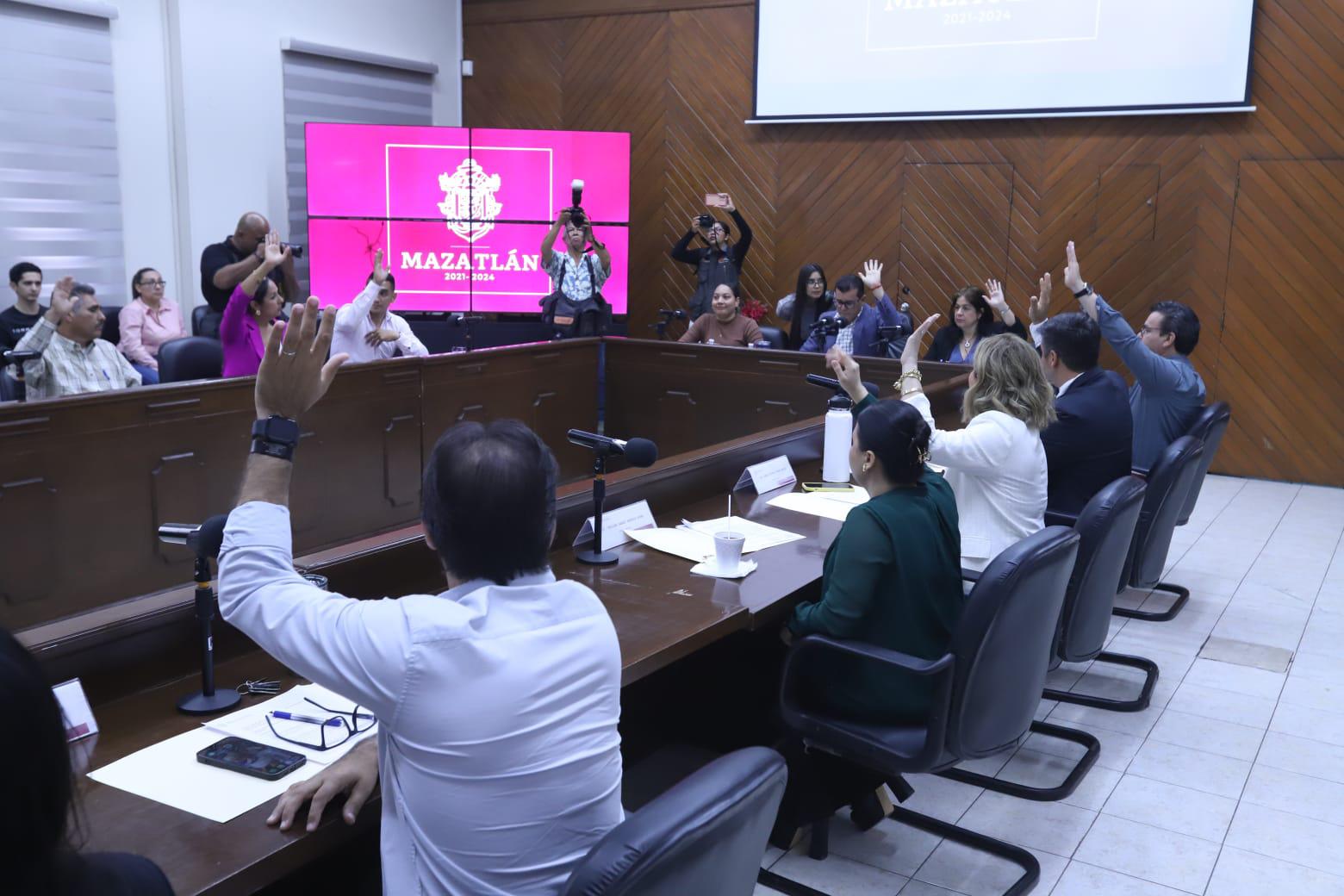 $!Otorgan licencia a dos regidores y toman protesta a tres ediles suplentes, en Mazatlán