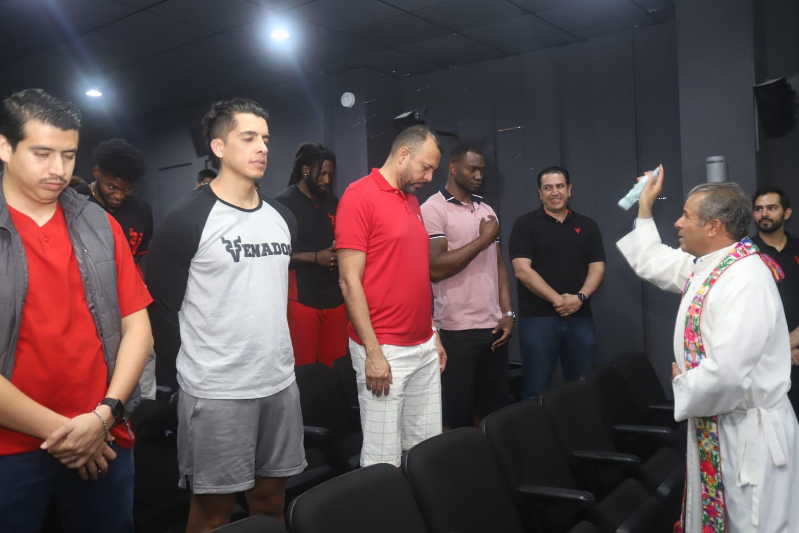 $!El sacerdote al momento de bendecir a los jugadores.