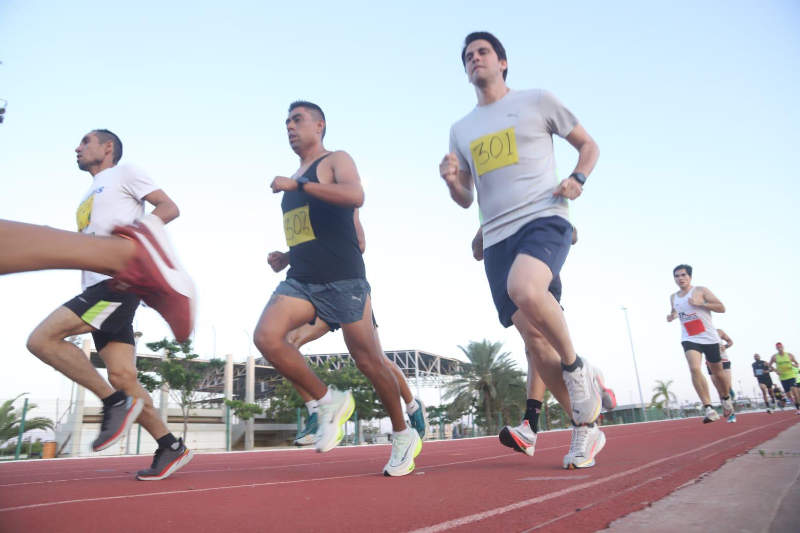 $!Hermanos Labrador se llevan los aplausos en Carrera Día del Abogado
