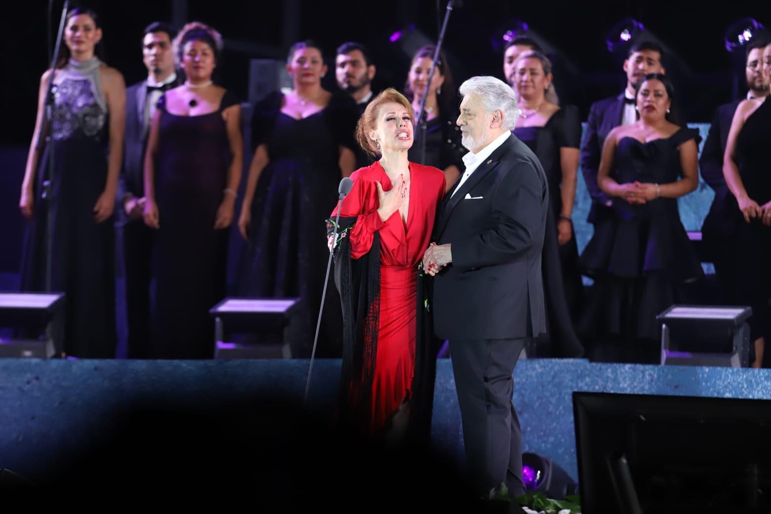 $!La soprano Eugenia Garza con Plácido Domingo.