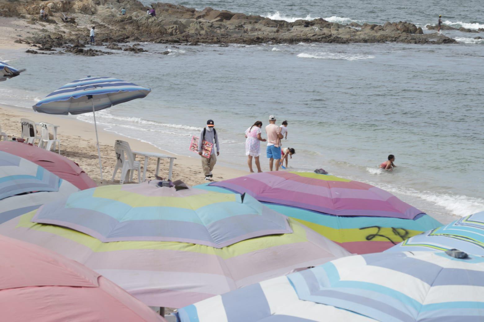 $!Pese a temperaturas, locales y visitantes aprovechan las playas de Mazatlán