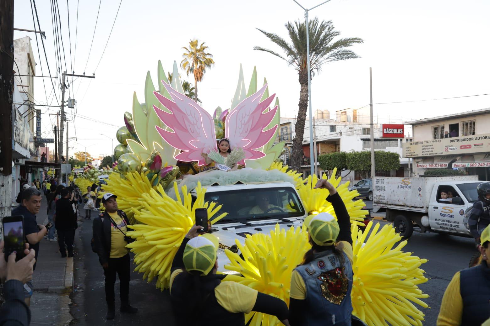 $!Unas alas de ángel presentó Ángela Salazar en su vehículo.