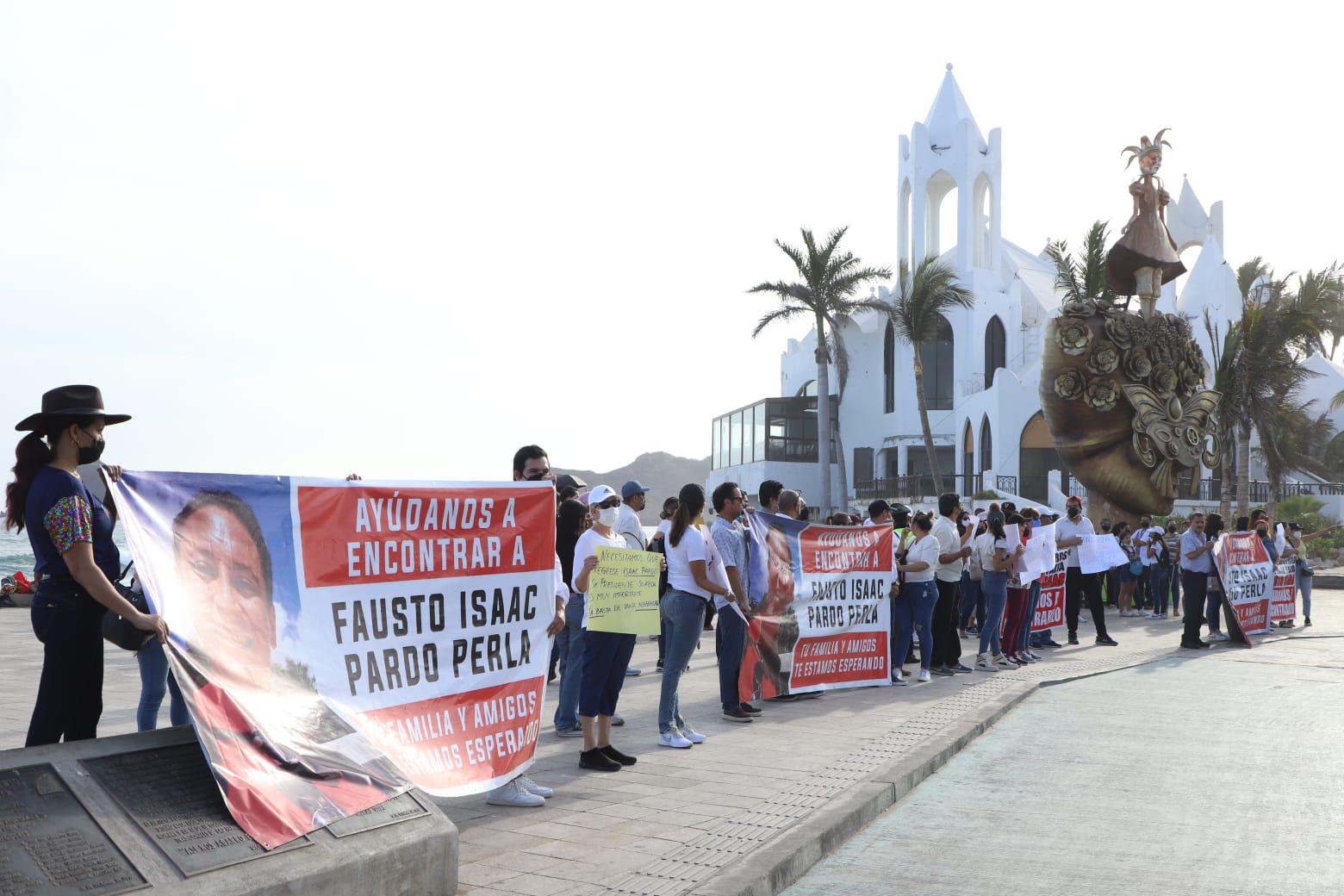 $!Se manifiestan amigos y familiares de maestro que fue privado de su libertad en Mazatlán