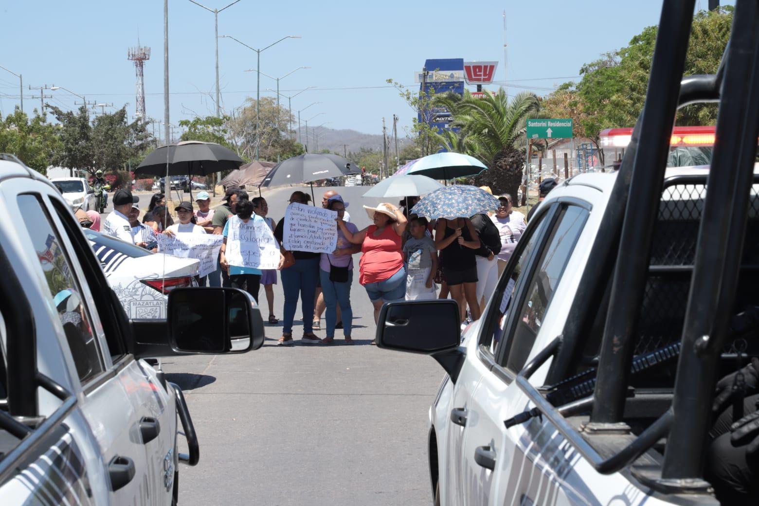 $!Bloquean vecinos de La Foresta avenida Clouthier para defender los terrenos públicos