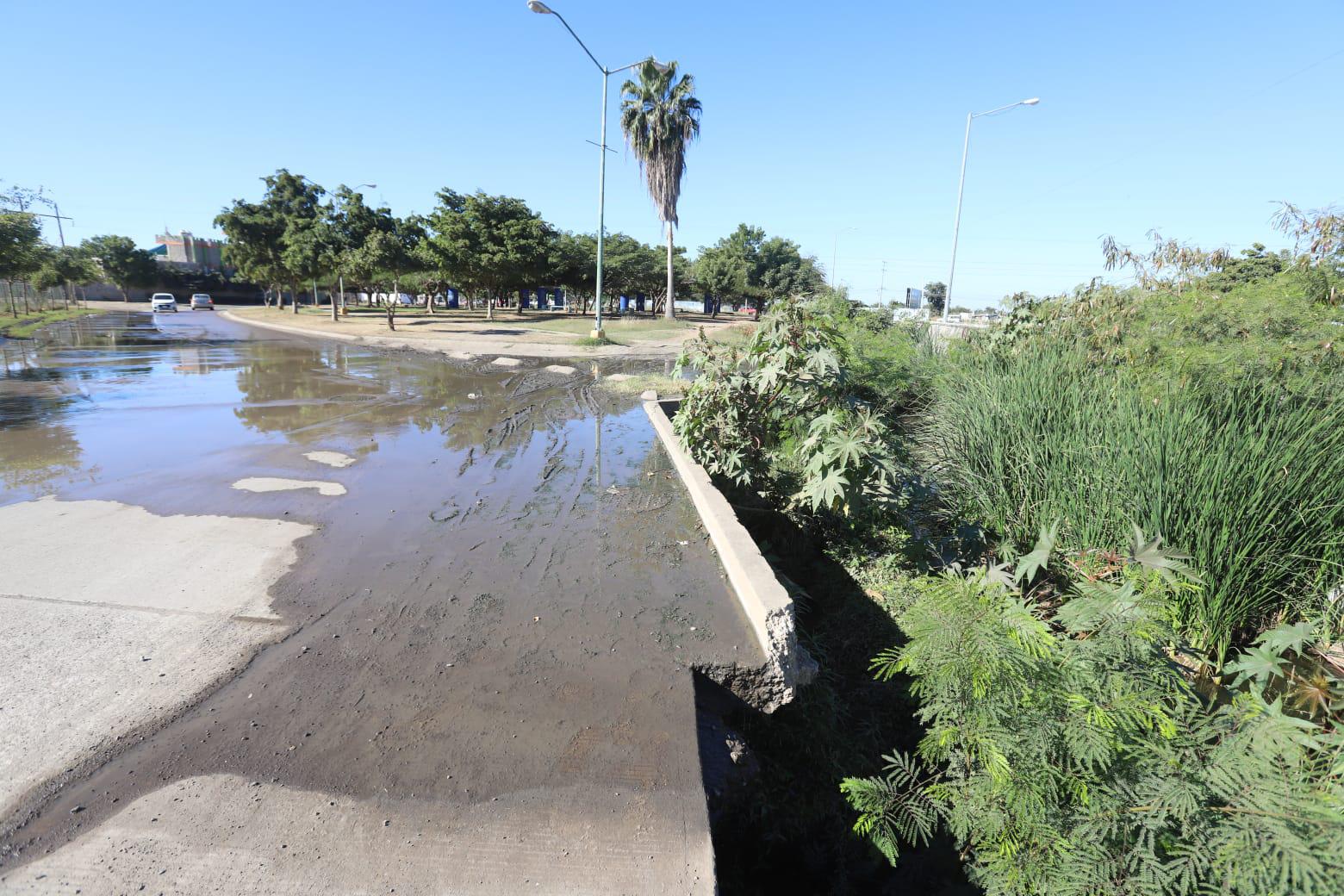$!Contaminan el arroyo Jabalines con descargas de aguas negras, en Mazatlán