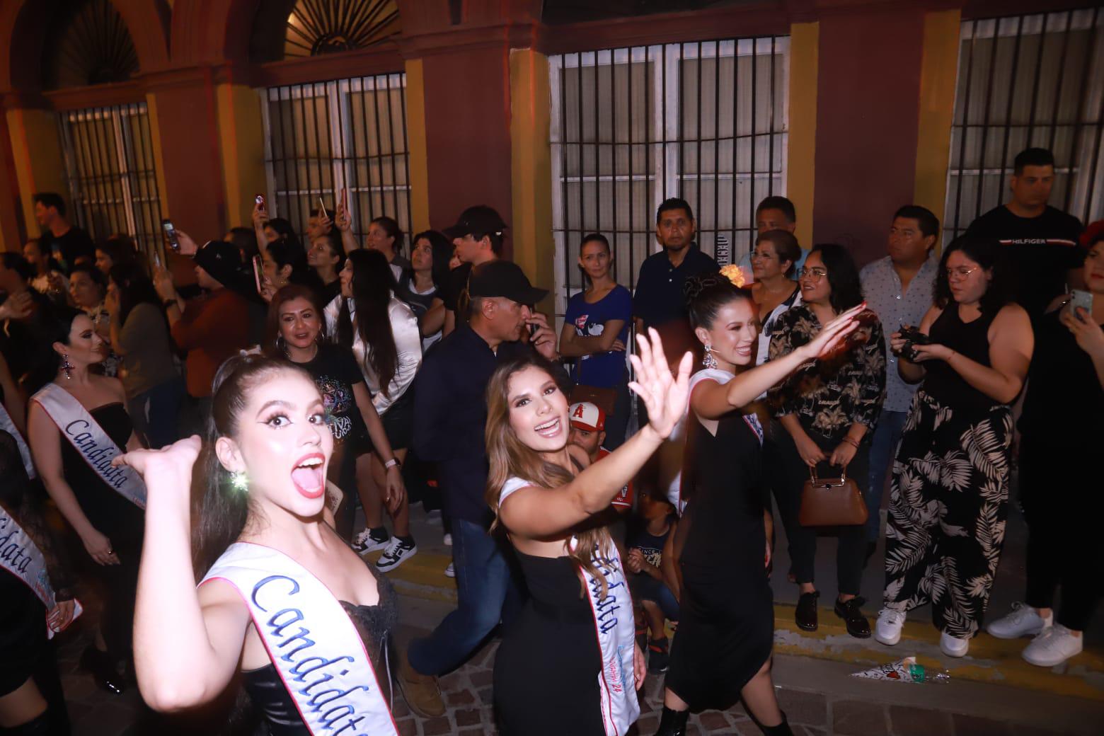 $!#Galería | Lucen coloridos personajes en callejoneada en el Centro Histórico de Mazatlán