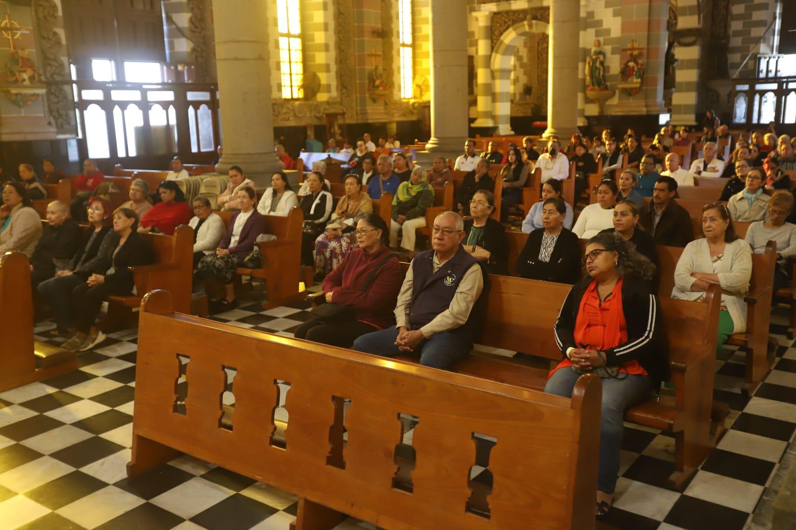 $!Acuden centenares de fieles a imposición de la ceniza en la Catedral de Mazatlán