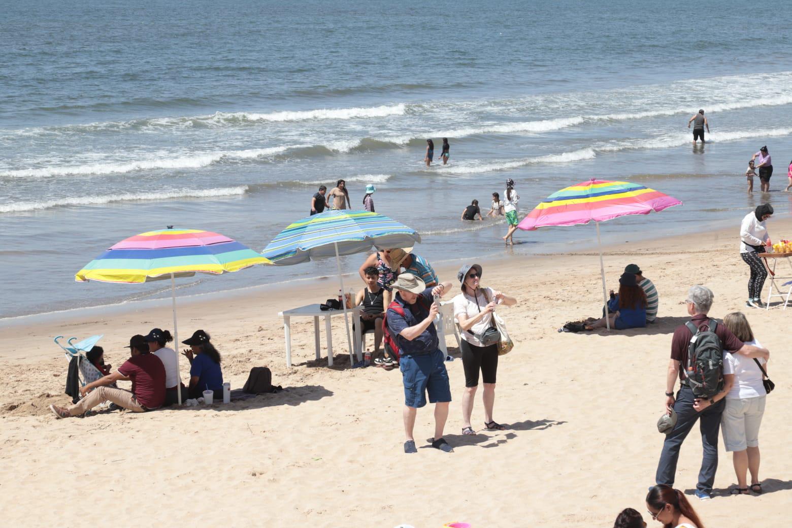 $!Aprovechan visitantes el fin de semana largo para disfrutar playas de Mazatlán