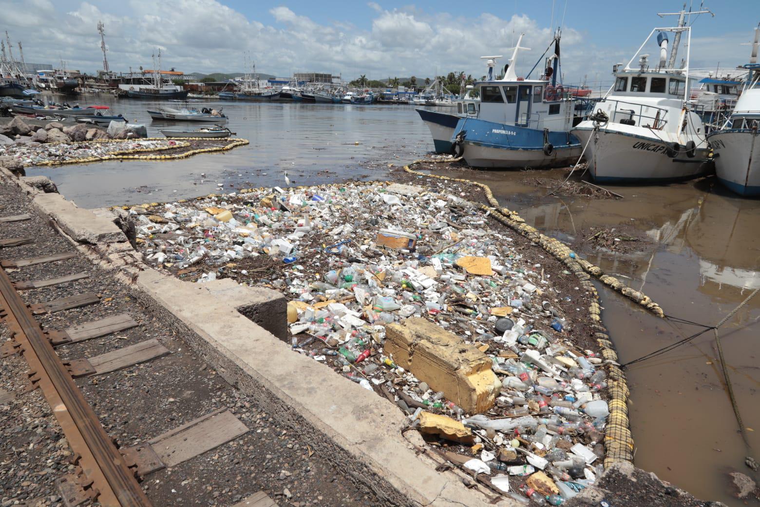 $!Logran con biobarda retener toneladas de basura en Mazatlán