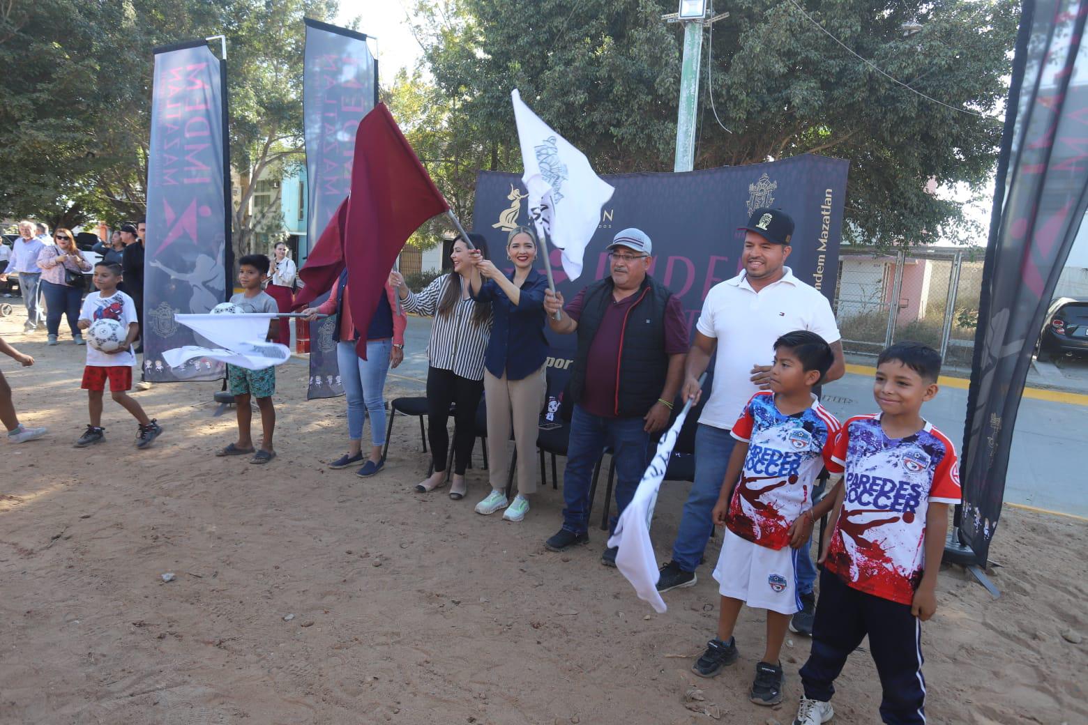 $!Dan banderazo a la rehabilitación de cancha de futbol rápido en Santa Fe, en Mazatlán