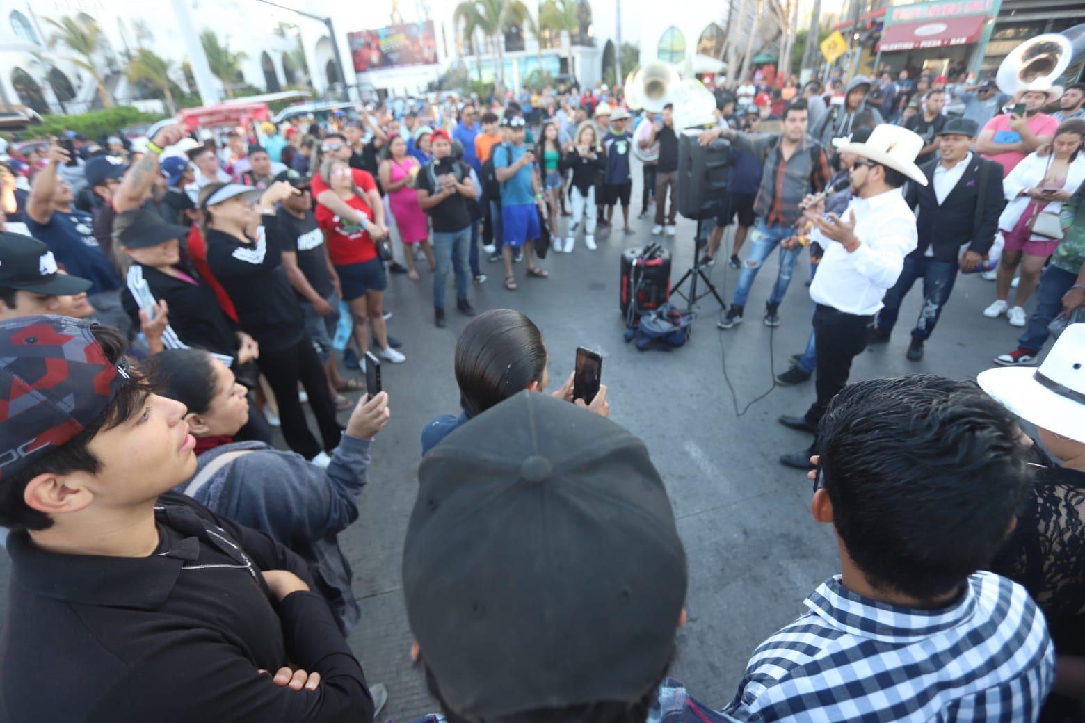 $!Alcalde de Mazatlán dice que bandas podrán trabajar en playas y abren la Sánchez Taboada para los músicos