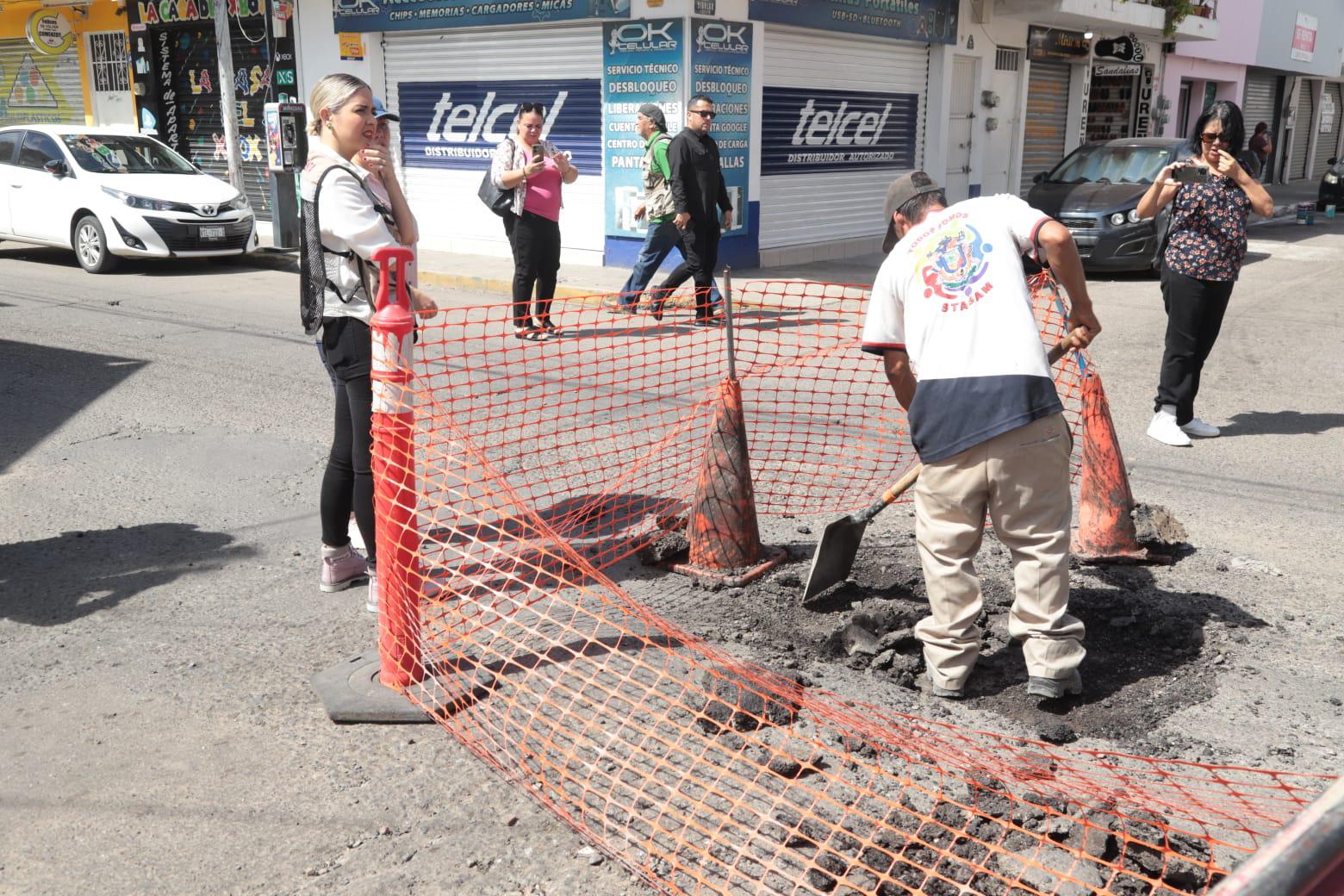 $!Bachea Gobierno de Mazatlán calles en el Centro de la ciudad