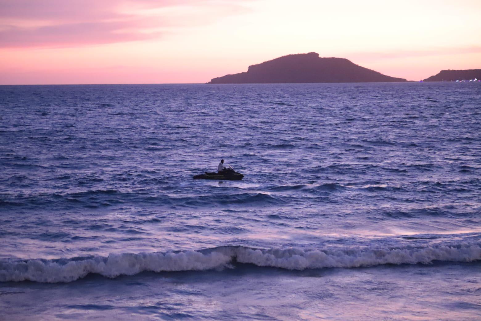 $!Se retiran turistas de playas de Mazatlán con la puesta del sol
