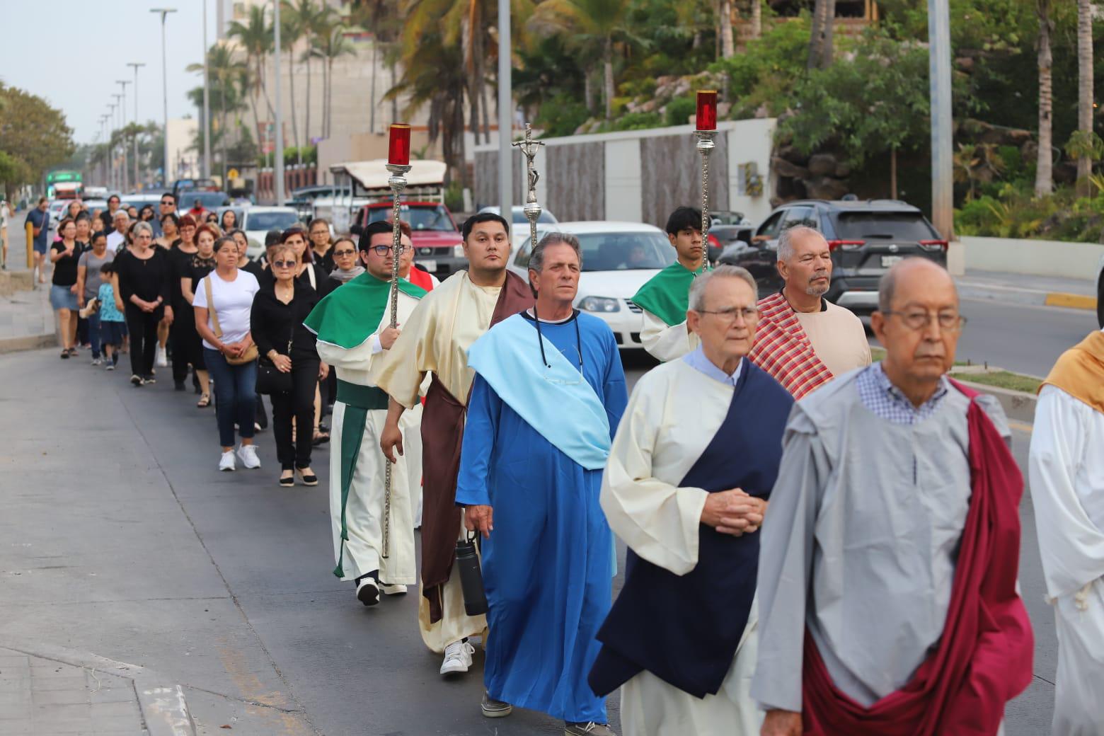 $!Feligreses viven con devoción la Procesión del Silencio en Mazatlán