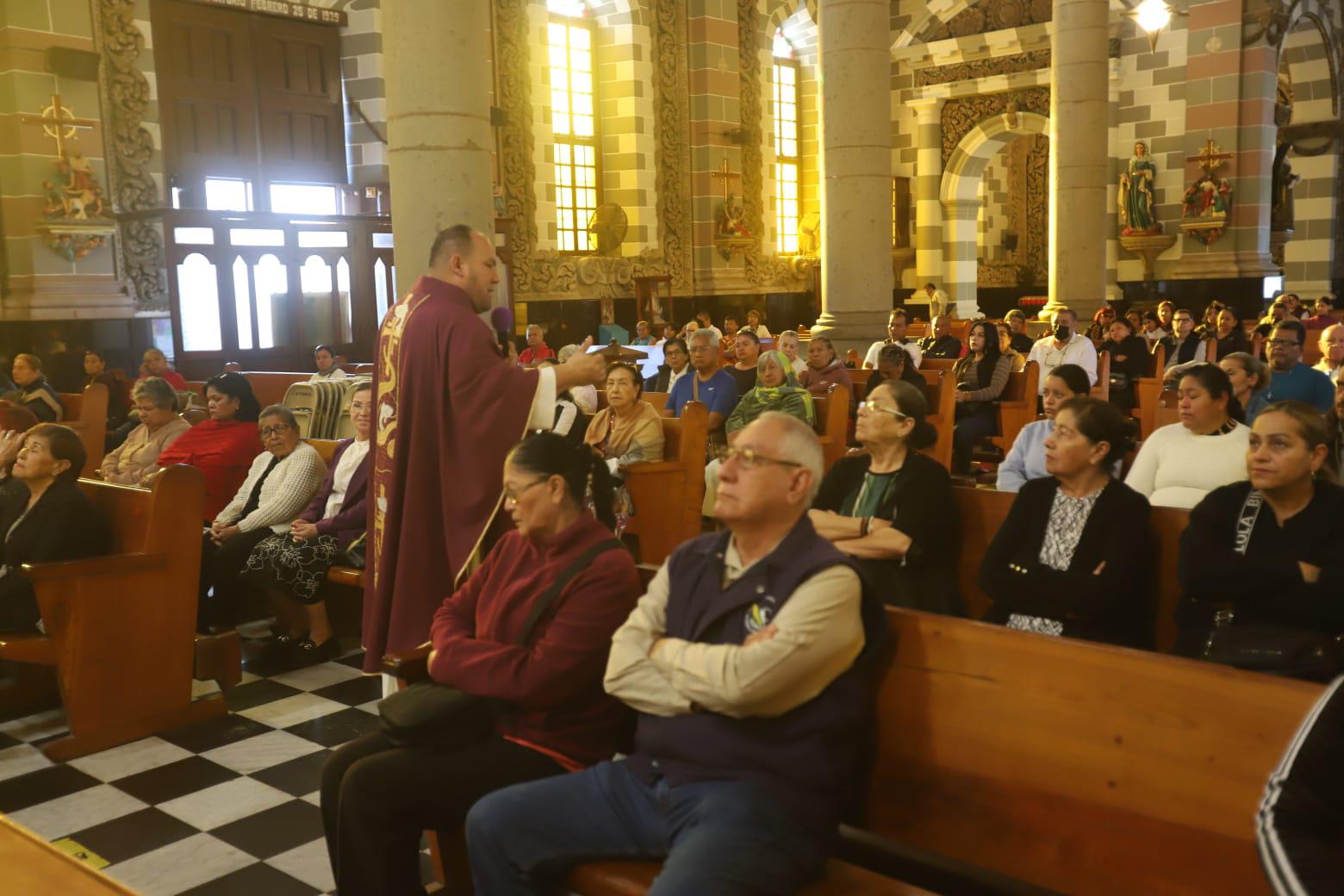$!Acuden centenares de fieles a imposición de la ceniza en la Catedral de Mazatlán