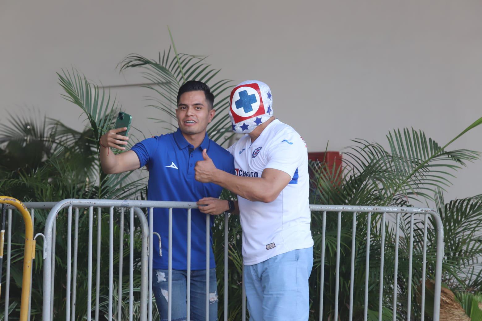 $!Pese a mal paso, Cruz Azul recibe apoyo de su afición al llegar a Mazatlán