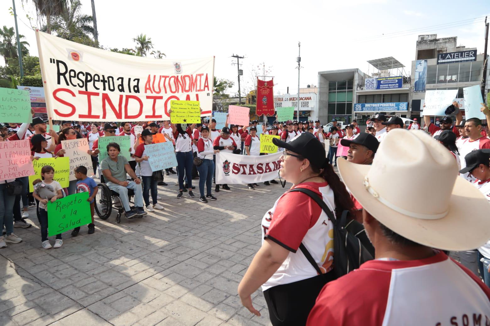 $!Realizan sindicalizados del Ayuntamiento marcha por el Día del Trabajo; exigen atención a la salud y medicamentos