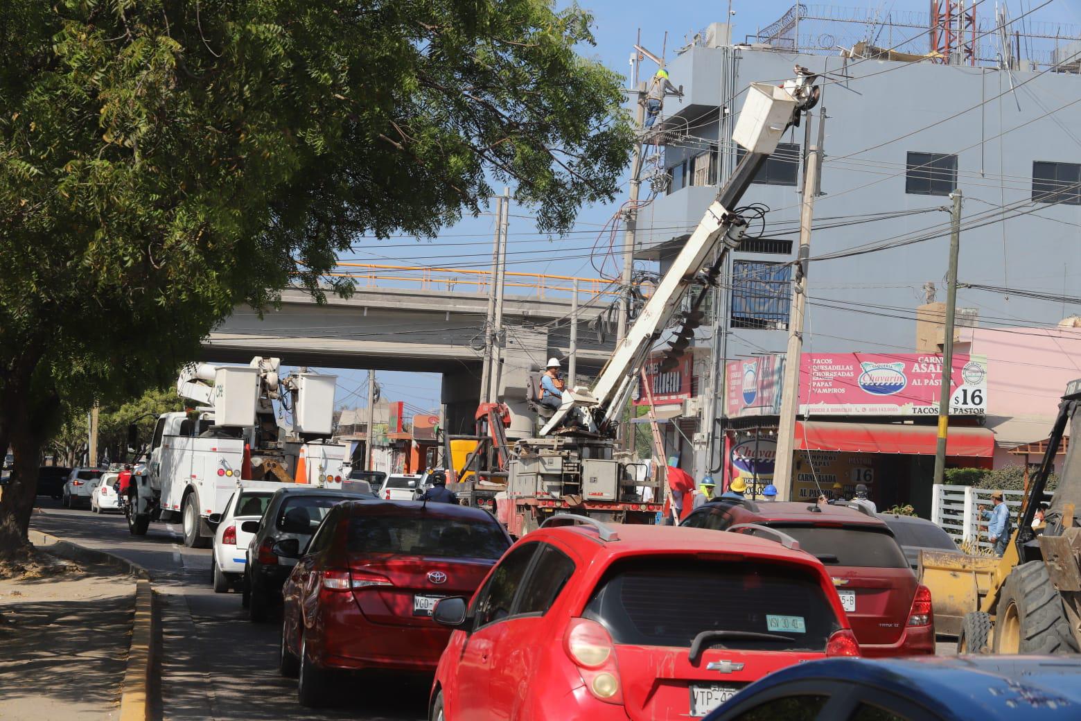 $!Dejan sin luz y con banquetas reducidas en laterales del Paso Superior de Libramiento Colosio