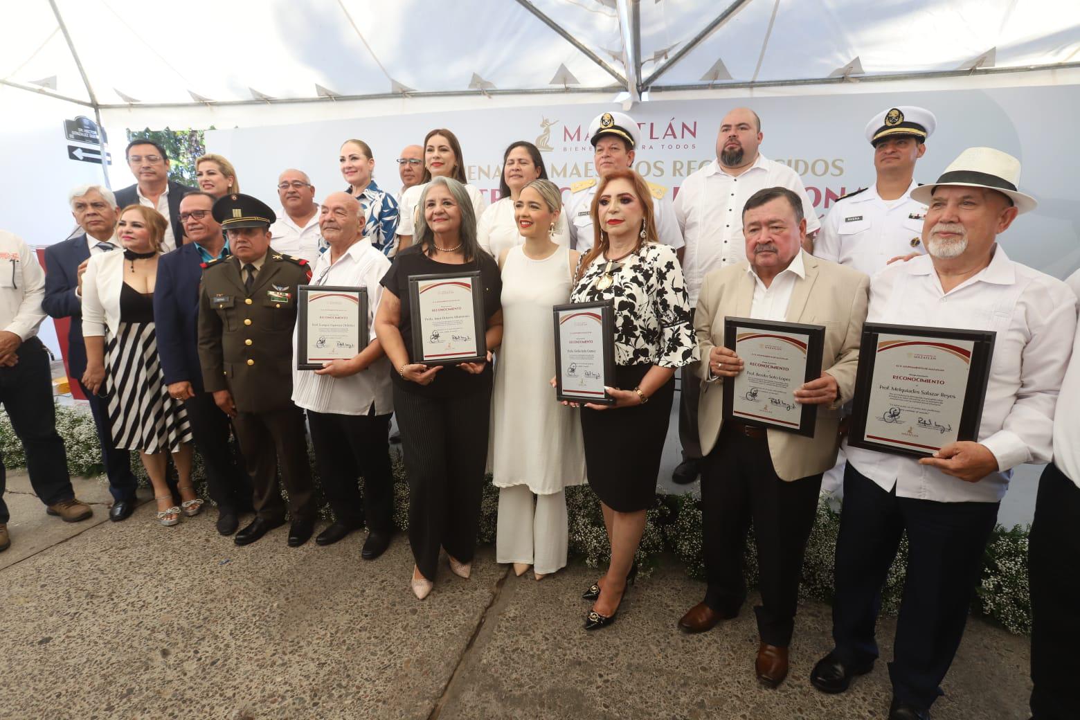 $!Reconocen trayectoria de cinco docentes en Mazatlán en este Día del Maestro